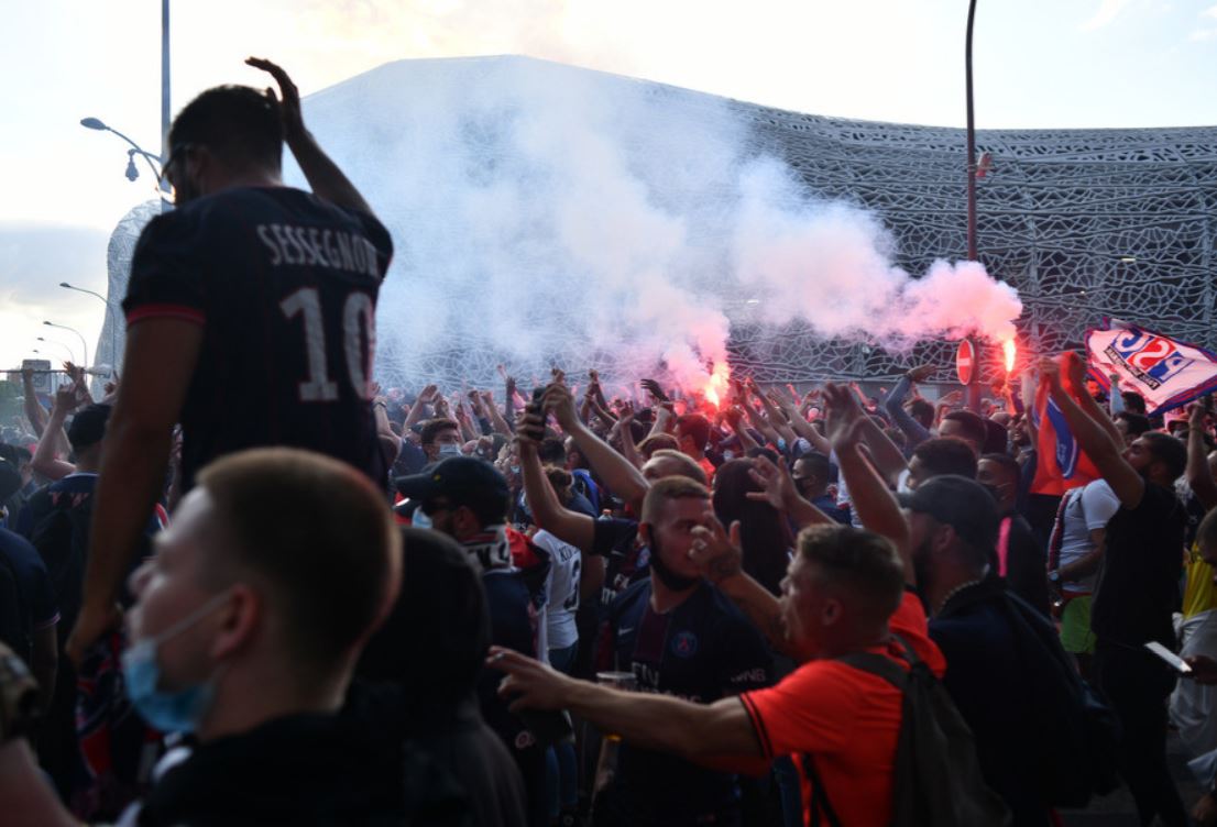 Сльозогінний газ і кийки: фанати ПСЖ влаштували погроми в Парижі