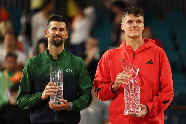 Меншик виграв свій дебютний титул ATP, перемігши у фіналі Джоковича