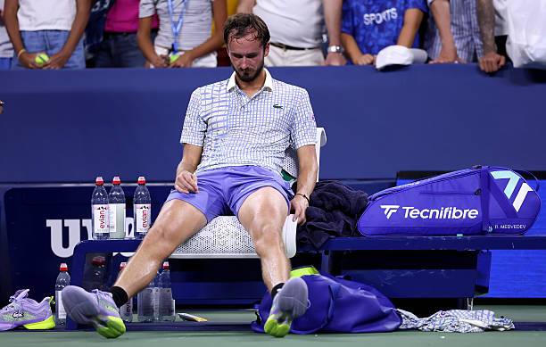 Медведев отдаст более половины своих призовых US Open из-за недостойного поведения во время игры