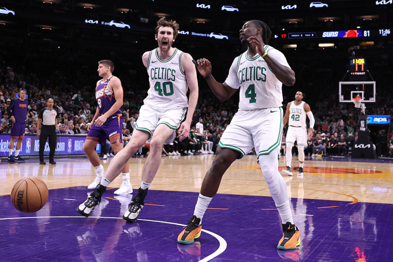 Лейкерс вирвали перемогу в Індіани, Бостон розгромно поступився Фініксу у матчі НБА