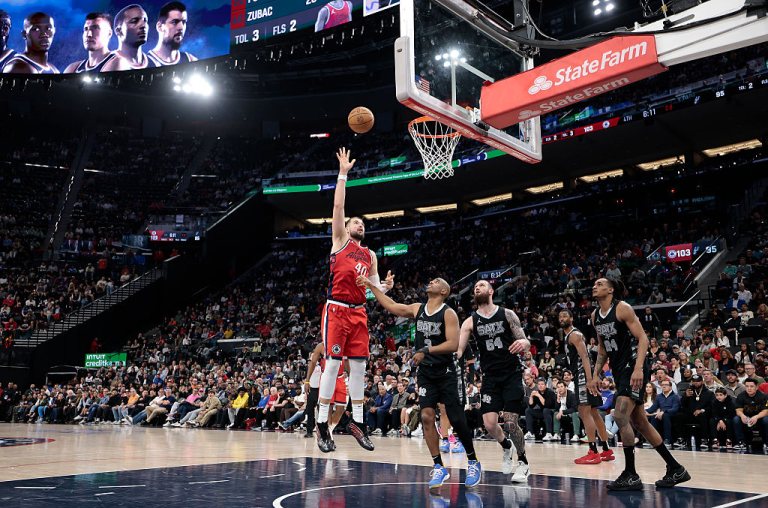 Лейкерс без Леня програли Оклахомі, Голден Стейт розібрався з Фініксом: результати НБА