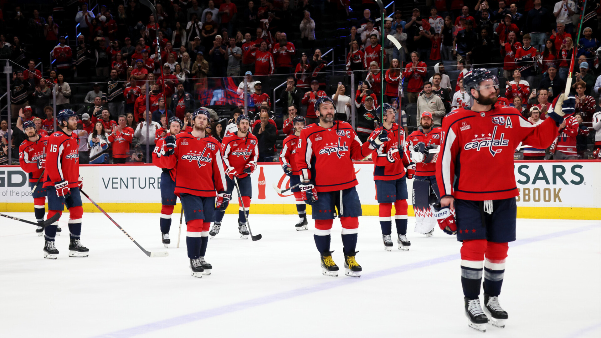 Кароліна пробилася до півфіналу плей-оф НХЛ, Вінніпег розгромив Даллас