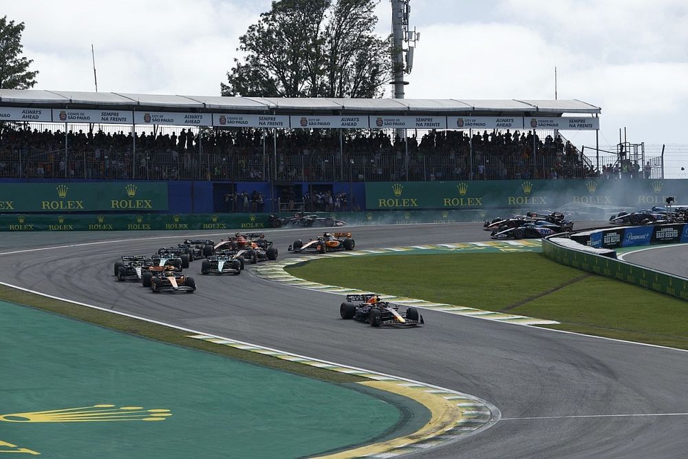 Ф-1: Ферстаппен одержал 17-ю победу в сезоне, Леклер разбил машину на прогревательном круге