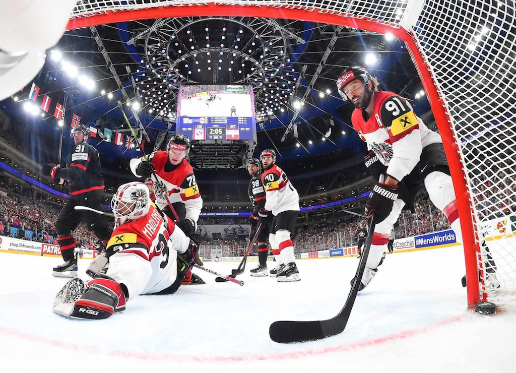 Канада дотисла Австрію, Польща поступилася Франції у матчі ЧС-2024 з хокею