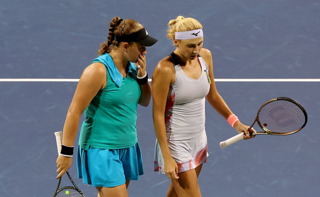 Киченок и Остапенко стартовали с поражения на групповом этапе WTA Finals
