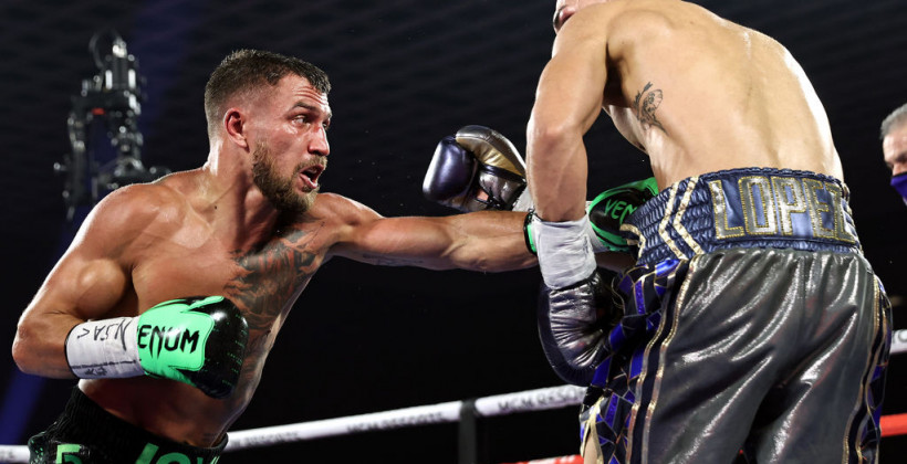 Менеджер Ломаченко назвал причину поражения украинца от Лопеса