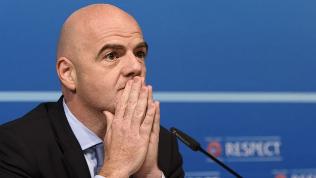 Президента ФИФА хотят лишить места в МОК из-за коррупционного скандала