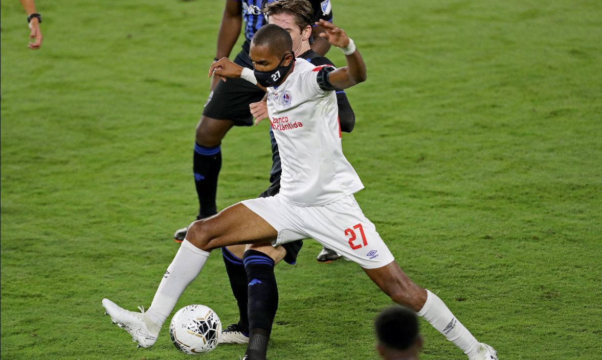 У Лізі чемпіонів футболіст зіграв в захисній масці